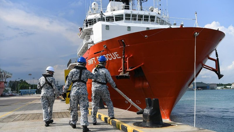 In this April 21, 2021, photo, MV Swift Rescue, kapal pendukung dan penyelamat kapal selam, berangkat ke Indonesia dari Singapura. Kapal angkatan laut Indonesia pada hari Kamis, 22 April, sedang intens mencari kapal selam yang kemungkinan jatuh terlalu dalam untuk diambil, membuat peluang bertahan hidup bagi 53 orang di dalamnya menjadi tipis. Negara tetangga bergegas membawa kapal penyelamat mereka untuk mendukung operasi kompleks tersebut. (Halaman Facebook Ng Eng Hen melalui AP)