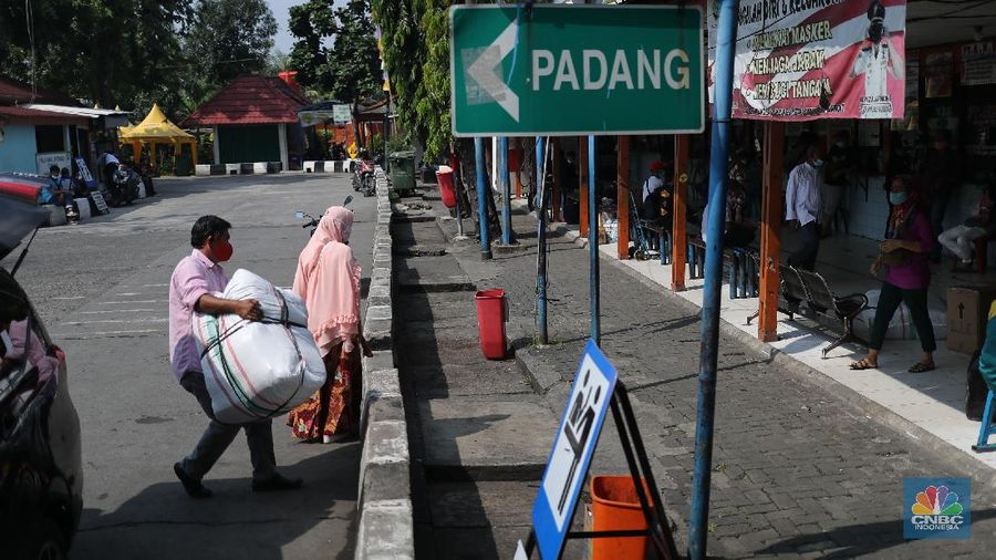 Aktivitas Penumpang di Terminal Kalideres Jakarta, Jumat (23/4/2021). Terminal Bus Kalideres masih berjalan normal, menyusul adanya Surat Edara Satuan Tugas Penanganan Covid-19 Nomor 13 Tahun 2021 Tetang pengetatan mudik, Jumat, (23/4/2021). Sebelumnya surat edaran itu mengatur pengetatan persyaratan Pelaku Perjalanan Dalam Negeri (PPDN) selama H-14 peniadaan mudik atau pada 22 April - 5 Mei 2021 dan H+7 peniadaan mudik 18 Mei - 24 Mei 2021.  (CNBC Indonesia/ Tri Susilo)
