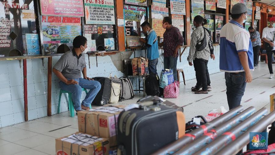 Aktivitas Penumpang di Terminal Kalideres Jakarta, Jumat (23/4/2021).