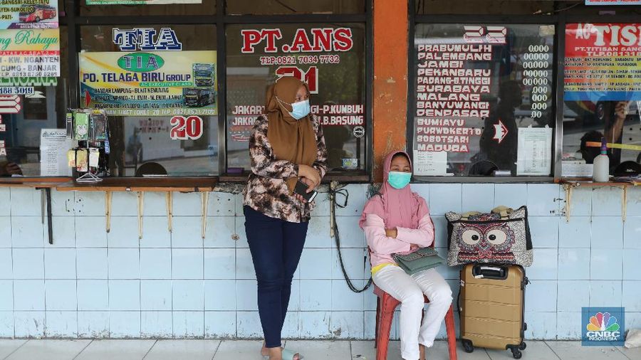 Aktivitas Penumpang di Terminal Kalideres Jakarta, Jumat (23/4/2021). Terminal Bus Kalideres masih berjalan normal, menyusul adanya Surat Edara Satuan Tugas Penanganan Covid-19 Nomor 13 Tahun 2021 Tetang pengetatan mudik, Jumat, (23/4/2021). Sebelumnya surat edaran itu mengatur pengetatan persyaratan Pelaku Perjalanan Dalam Negeri (PPDN) selama H-14 peniadaan mudik atau pada 22 April - 5 Mei 2021 dan H+7 peniadaan mudik 18 Mei - 24 Mei 2021.  (CNBC Indonesia/ Tri Susilo)