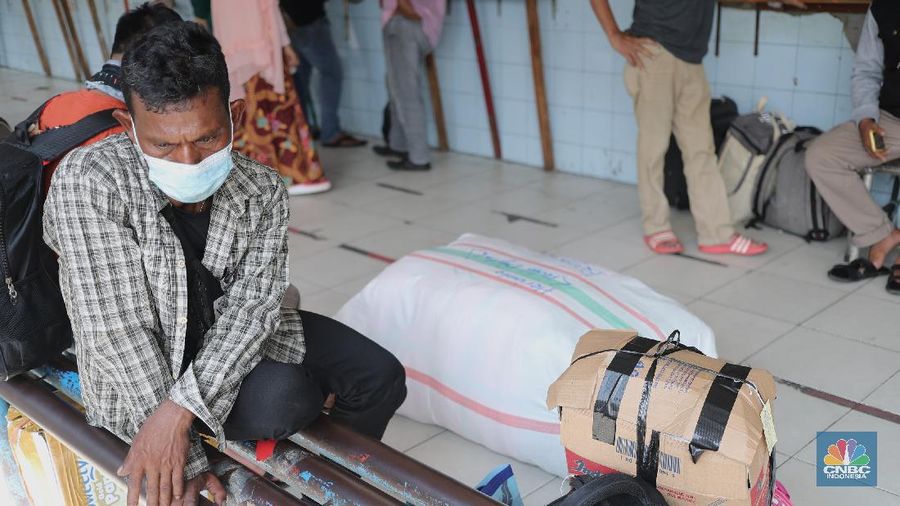 Aktivitas Penumpang di Terminal Kalideres Jakarta, Jumat (23/4/2021). Terminal Bus Kalideres masih berjalan normal, menyusul adanya Surat Edara Satuan Tugas Penanganan Covid-19 Nomor 13 Tahun 2021 Tetang pengetatan mudik, Jumat, (23/4/2021). Sebelumnya surat edaran itu mengatur pengetatan persyaratan Pelaku Perjalanan Dalam Negeri (PPDN) selama H-14 peniadaan mudik atau pada 22 April - 5 Mei 2021 dan H+7 peniadaan mudik 18 Mei - 24 Mei 2021.  (CNBC Indonesia/ Tri Susilo)