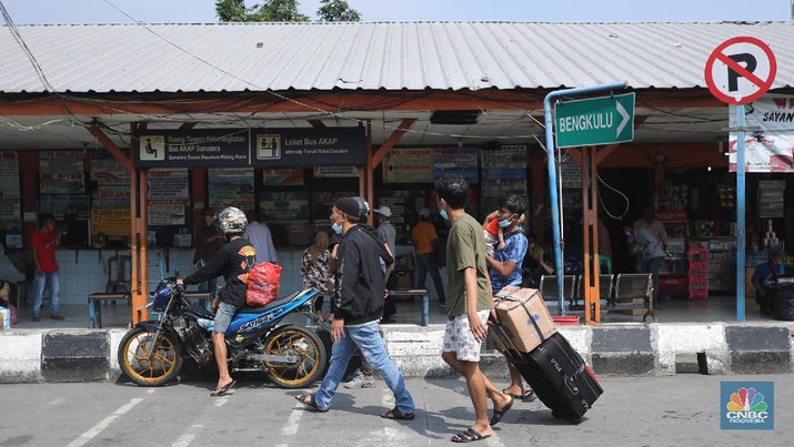 Aktivitas Penumpang di Terminal Kalideres Jakarta, Jumat (23/4/2021). Terminal Bus Kalideres masih berjalan normal, menyusul adanya Surat Edara Satuan Tugas Penanganan Covid-19 Nomor 13 Tahun 2021 Tetang pengetatan mudik, Jumat, (23/4/2021). Sebelumnya surat edaran itu mengatur pengetatan persyaratan Pelaku Perjalanan Dalam Negeri (PPDN) selama H-14 peniadaan mudik atau pada 22 April - 5 Mei 2021 dan H+7 peniadaan mudik 18 Mei - 24 Mei 2021.  (CNBC Indonesia/ Tri Susilo)