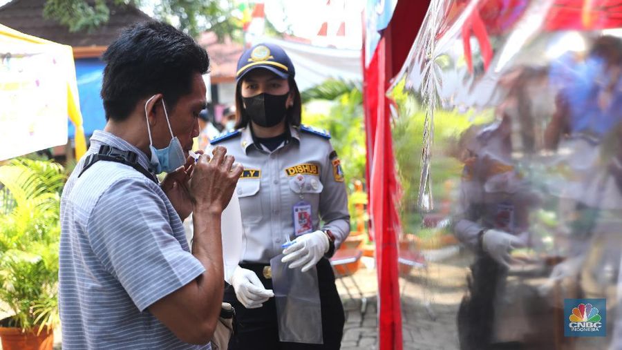 Aktivitas Penumpang di Terminal Kalideres Jakarta, Jumat (23/4/2021). Terminal Bus Kalideres masih berjalan normal, menyusul adanya Surat Edara Satuan Tugas Penanganan Covid-19 Nomor 13 Tahun 2021 Tetang pengetatan mudik, Jumat, (23/4/2021). Sebelumnya surat edaran itu mengatur pengetatan persyaratan Pelaku Perjalanan Dalam Negeri (PPDN) selama H-14 peniadaan mudik atau pada 22 April - 5 Mei 2021 dan H+7 peniadaan mudik 18 Mei - 24 Mei 2021.  (CNBC Indonesia/ Tri Susilo)