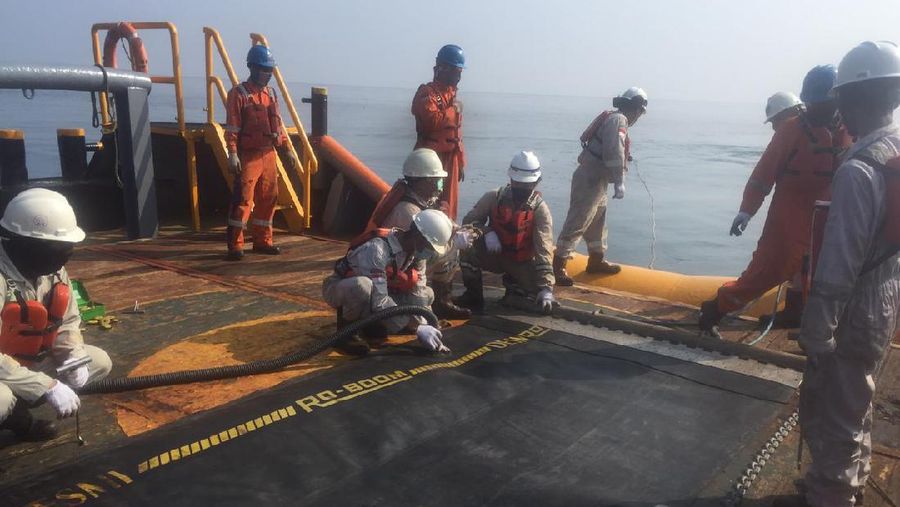 PHE ONWJ melakukan penanganan cepat berupa  pembersihan area Pantai, dengan dukungan dan bantuan masyarakat, PHE ONWJ bahu membahu mengumpulkan ceceran minyak tersebut.
