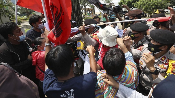 Aktivis bentrok dengan petugas polisi saat mereka dibubarkan selama unjuk rasa menentang kudeta militer Myanmar di dekat Sekretariat Perhimpunan Bangsa-Bangsa Asia Tenggara (ASEAN) menjelang pertemuan para pemimpin di Jakarta, Indonesia, Sabtu, 24 April 2021. (AP/Dita Alangkara) Aktivis bentrok dengan petugas polisi saat mereka dibubarkan selama unjuk rasa menentang kudeta militer Myanmar di dekat Sekretariat Perhimpunan Bangsa-Bangsa Asia Tenggara (ASEAN) menjelang pertemuan para pemimpin di Jakarta, Indonesia, Sabtu, 24 April 2021. (AP/Dita Alangkara)