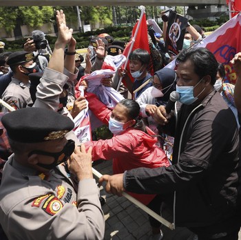 Bentrokan di Jakarta Tolak Panglima Junta Militer Myanmar