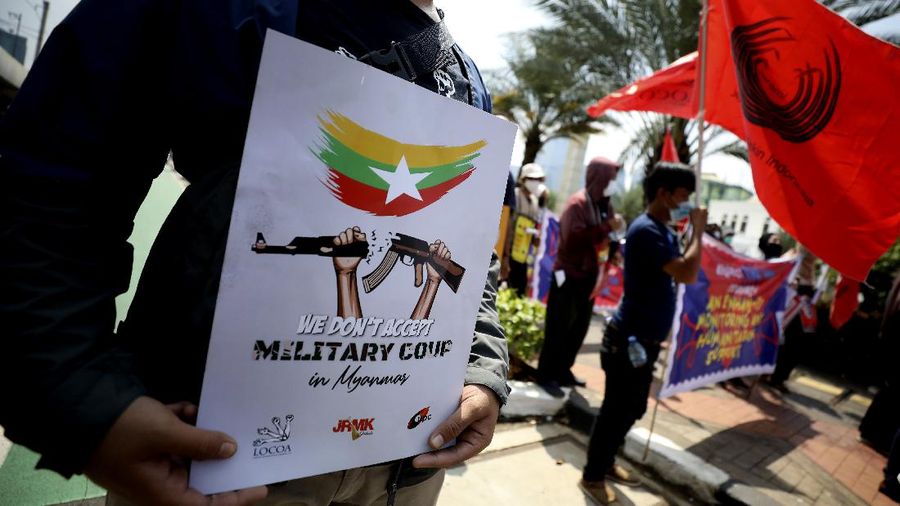 Aktivis bentrok dengan petugas polisi saat mereka dibubarkan selama unjuk rasa menentang kudeta militer Myanmar di dekat Sekretariat Perhimpunan Bangsa-Bangsa Asia Tenggara (ASEAN) menjelang pertemuan para pemimpin di Jakarta, Indonesia, Sabtu, 24 April 2021. (AP/Dita Alangkara)