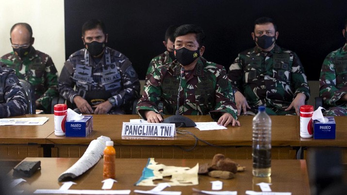 Panglima TNI Angkatan Laut Yudo Margono, kiri depan, Panglima TNI Hadi Tjahjanto, tengah, dan Kapolri Listyo Sigit Prabowo, kanan, berbicara kepada media saat mereka menampilkan puing-puing yang ditemukan di perairan selama pencarian kapal selam TNI AL KRI Nanggala di Ngurah Pangkalan Udara Militer Rai di Bali, Sabtu (24/4/2021). (AP/Firdia Lisnawati) Panglima TNI Angkatan Laut Yudo Margono, kiri depan, Panglima TNI Hadi Tjahjanto, tengah, dan Kapolri Listyo Sigit Prabowo, kanan, berbicara kepada media saat mereka menampilkan puing-puing yang ditemukan di perairan selama pencarian kapal selam TNI AL KRI Nanggala di Ngurah Pangkalan Udara Militer Rai di Bali, Sabtu (24/4/2021). (AP/Firdia Lisnawati)