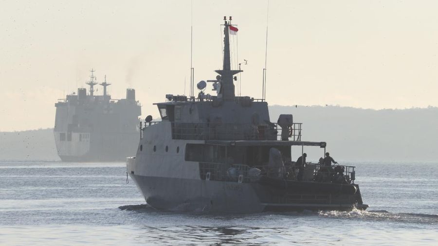 Patroli maritim pencarian kapal selam KRI Nanggala yang hilang saat mengikuti latihan di Rabu di perairan Pulau Bali. (AP/Eric Ireng)