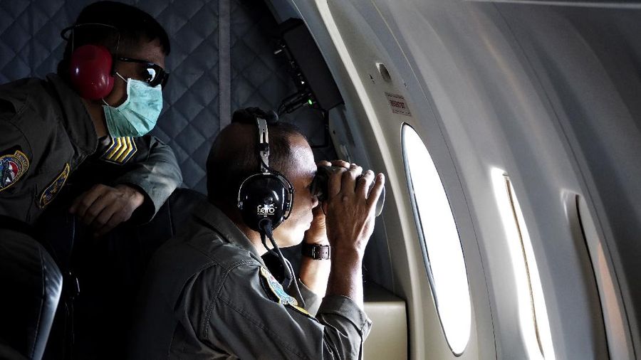 Panglima TNI Angkatan Laut Yudo Margono, kiri depan, Panglima TNI Hadi Tjahjanto, tengah, dan Kapolri Listyo Sigit Prabowo, kanan, berbicara kepada media saat mereka menampilkan puing-puing yang ditemukan di perairan selama pencarian kapal selam TNI AL KRI Nanggala di Ngurah Pangkalan Udara Militer Rai di Bali, Sabtu (24/4/2021). (AP/Firdia Lisnawati)