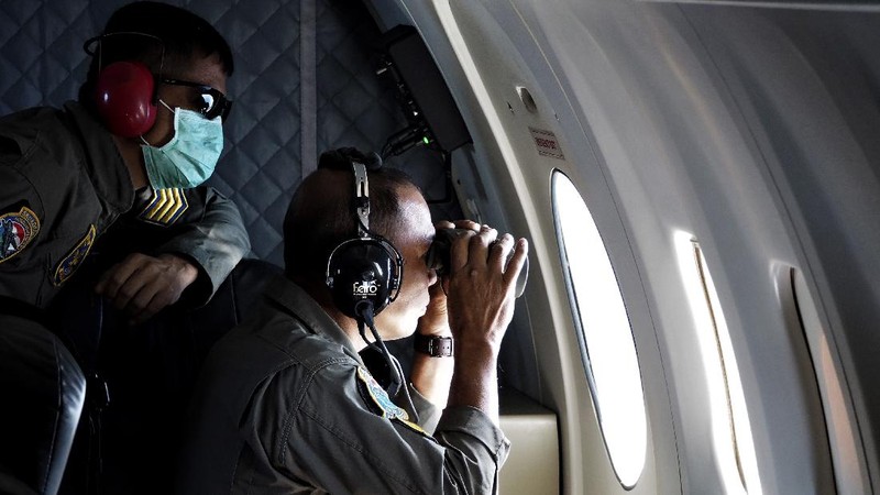 Panglima TNI Angkatan Laut Yudo Margono, kiri depan, Panglima TNI Hadi Tjahjanto, tengah, dan Kapolri Listyo Sigit Prabowo, kanan, berbicara kepada media saat mereka menampilkan puing-puing yang ditemukan di perairan selama pencarian kapal selam TNI AL KRI Nanggala di Ngurah Pangkalan Udara Militer Rai di Bali, Sabtu (24/4/2021). (AP/Firdia Lisnawati)