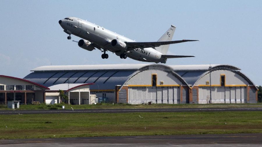 Pesawat P-8 Poseidon Angkatan Laut AS lepas landas di Pangkalan Udara Militer Ngurah Rai di Bali, Indonesia pada hari Sabtu, (24/4/2021). (AP/Firdia Lisnawati)