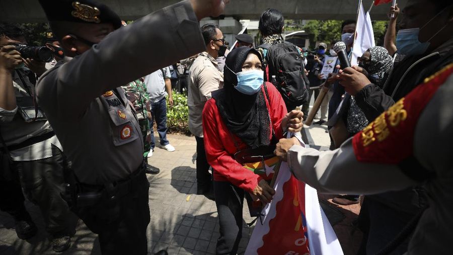 Aktivis bentrok dengan petugas polisi saat mereka dibubarkan selama unjuk rasa menentang kudeta militer Myanmar di dekat Sekretariat Perhimpunan Bangsa-Bangsa Asia Tenggara (ASEAN) menjelang pertemuan para pemimpin di Jakarta, Indonesia, Sabtu, 24 April 2021. (AP/Dita Alangkara)