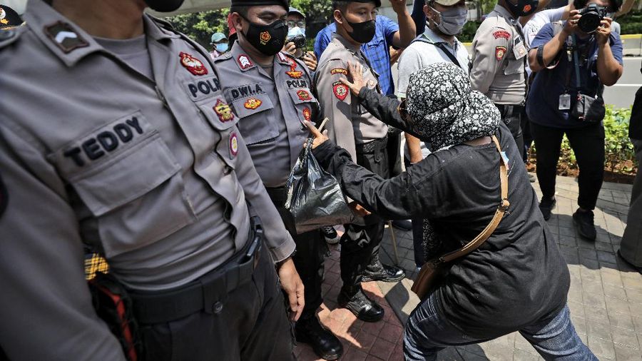 Aktivis bentrok dengan petugas polisi saat mereka dibubarkan selama unjuk rasa menentang kudeta militer Myanmar di dekat Sekretariat Perhimpunan Bangsa-Bangsa Asia Tenggara (ASEAN) menjelang pertemuan para pemimpin di Jakarta, Indonesia, Sabtu, 24 April 2021. (AP/Dita Alangkara)