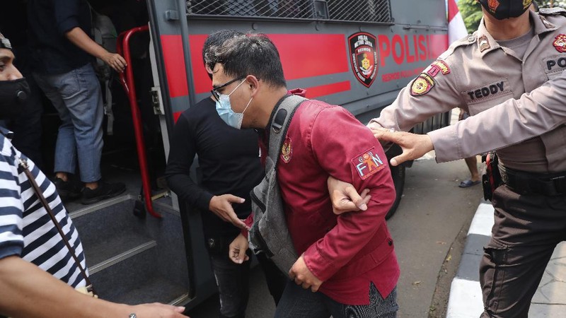 Aktivis bentrok dengan petugas polisi saat mereka dibubarkan selama unjuk rasa menentang kudeta militer Myanmar di dekat Sekretariat Perhimpunan Bangsa-Bangsa Asia Tenggara (ASEAN) menjelang pertemuan para pemimpin di Jakarta, Indonesia, Sabtu, 24 April 2021. (AP/Dita Alangkara)
