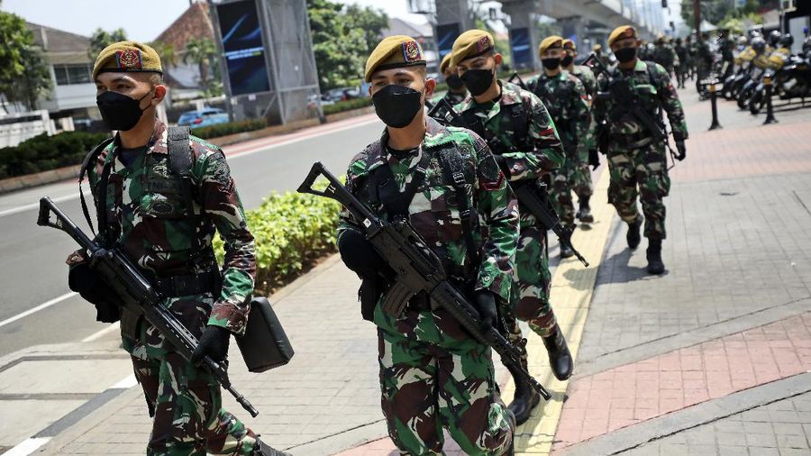 Aktivis bentrok dengan petugas polisi saat mereka dibubarkan selama unjuk rasa menentang kudeta militer Myanmar di dekat Sekretariat Perhimpunan Bangsa-Bangsa Asia Tenggara (ASEAN) menjelang pertemuan para pemimpin di Jakarta, Indonesia, Sabtu, 24 April 2021. (AP/Dita Alangkara)