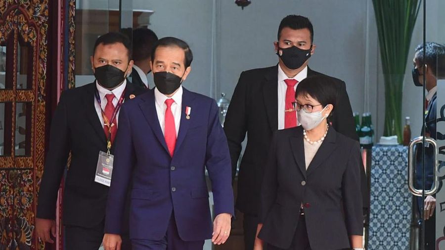 Presiden Joko Widodo menghadiri ASEAN Leaders' Meeting yang digelar di Sekretariat ASEAN, Jakarta, pada Sabtu siang, 24 April 2021. Presiden Jokowi tiba di lokasi sekitar pukul 13.12 WIB dan disambut langsung oleh Sekretaris Jenderal ASEAN Dato Lim Jock Hoi. (Dok: Biro Pers Sekretariat Presiden)