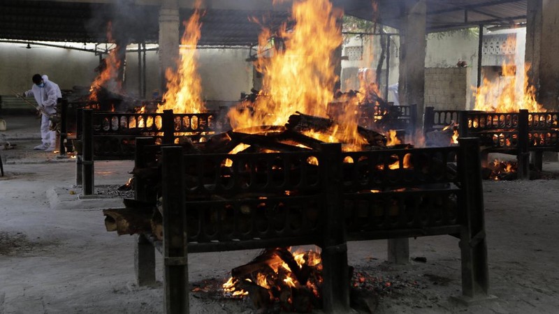 Sebuah lahan kosong diubah menjadi lokasi krematorium jenazah yang meninggal karena Covid-19 di New Delhi, India, AP/