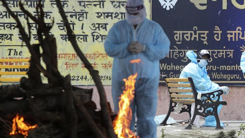 Sebuah lahan kosong diubah menjadi lokasi krematorium jenazah yang meninggal karena Covid-19 di New Delhi, India, AP/