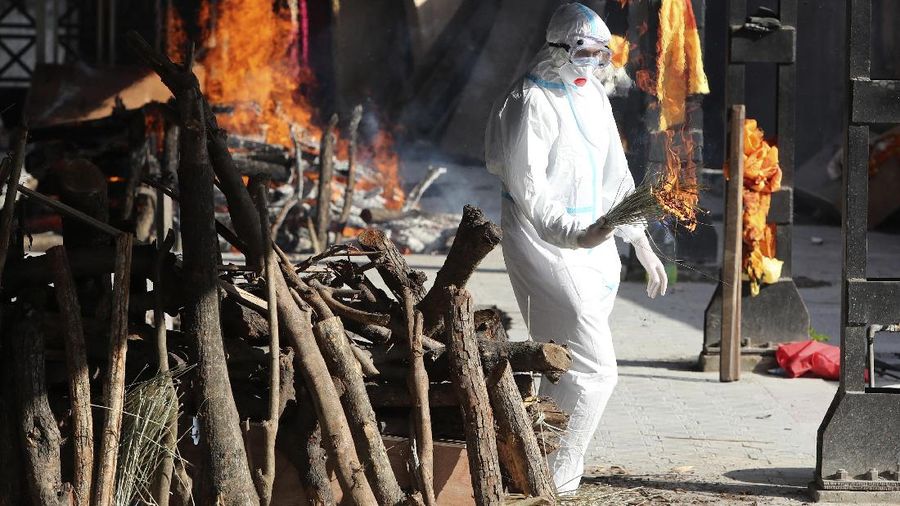 Sebuah lahan kosong diubah menjadi lokasi krematorium jenazah yang meninggal karena Covid-19 di New Delhi, India, AP/