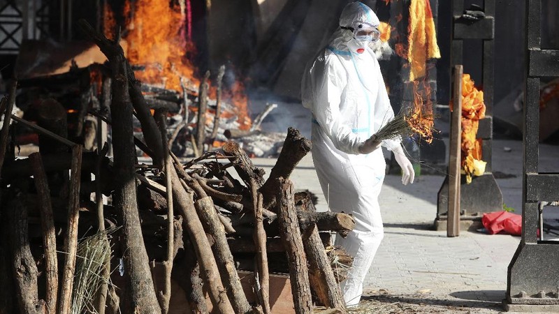 Sebuah lahan kosong diubah menjadi lokasi krematorium jenazah yang meninggal karena Covid-19 di New Delhi, India, AP/