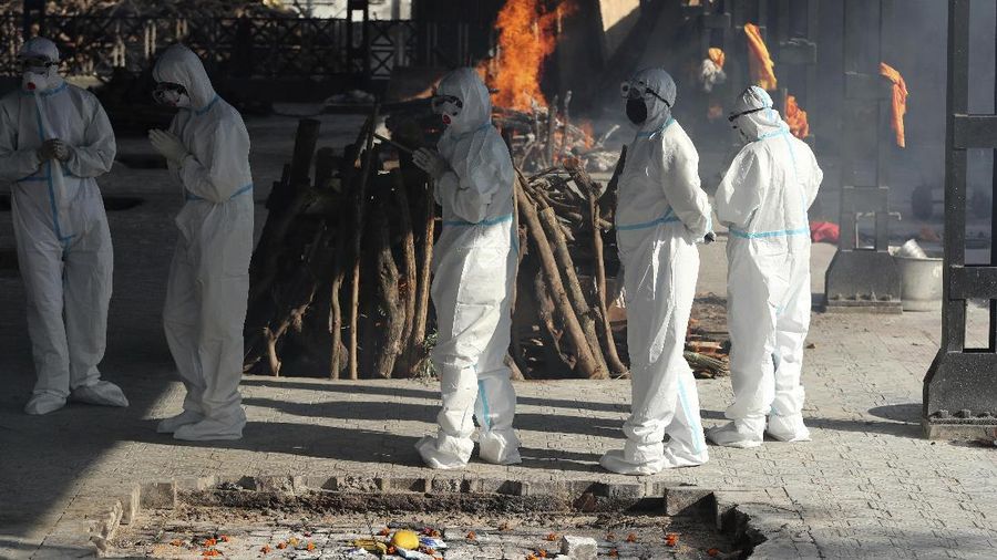 Sebuah lahan kosong diubah menjadi lokasi krematorium jenazah yang meninggal karena Covid-19 di New Delhi, India, AP/