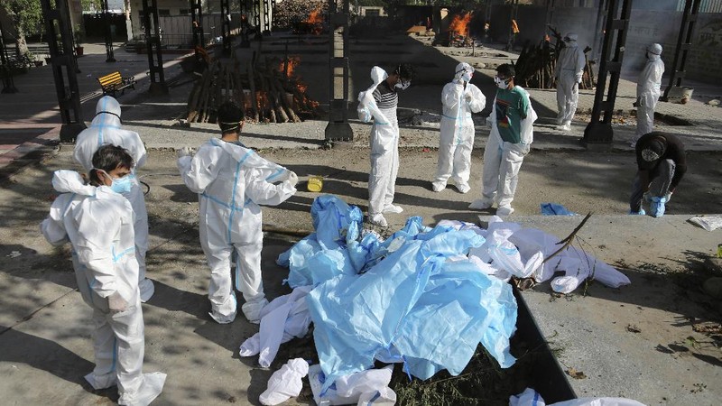 Sebuah lahan kosong diubah menjadi lokasi krematorium jenazah yang meninggal karena Covid-19 di New Delhi, India, AP/
