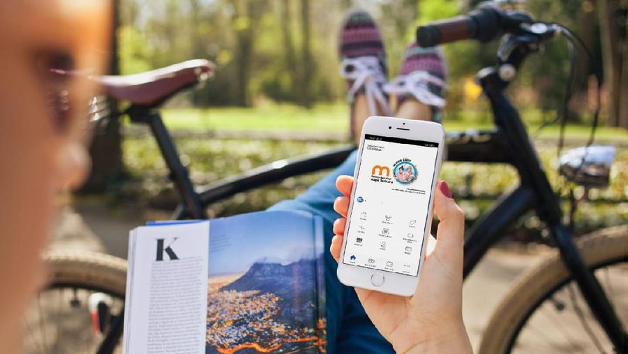 ilustrasi transaksi digital lewat smartphone