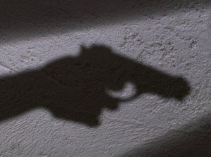 Polisi Tangkap Suporter Bola Acungkan Pistol Mainan Saat Konvoi di Cikarang