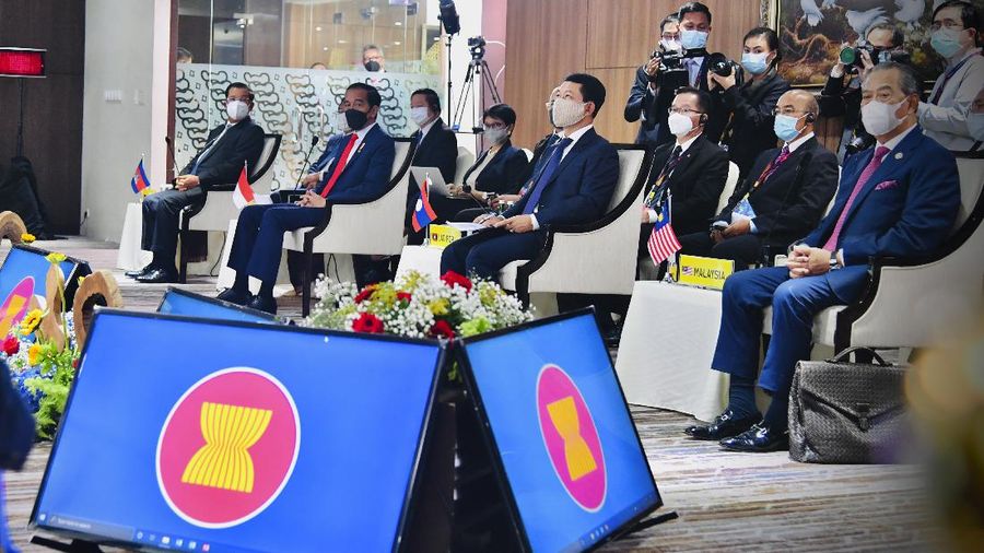 In this photo released by Indonesian Presidential Palace, from left to right; Cambodian Prime Minister Hun Sen, Indonesian President Joko Widodo, Lao's Foreign Minister Saleumxay Kommasith and Prime Minister Muhyiddin Yassin, attend a leaders' meeting at the ASEAN Secretariat in Jakarta, Indonesia, Saturday, April 24, 2021. Southeast Asian leaders met Myanmar's top general and coup leader in an emergency summit in Indonesia Saturday, and are expected to press calls for an end to violence by security forces that has left hundreds of protesters dead as well as the release of Aung San Suu Kyi and other political detainees. (Laily Rachev, Indonesian Presidential Palace via AP)