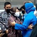 Dipeluk Risma, Tangis Keluarga Awak KRI Nanggala pun Pecah