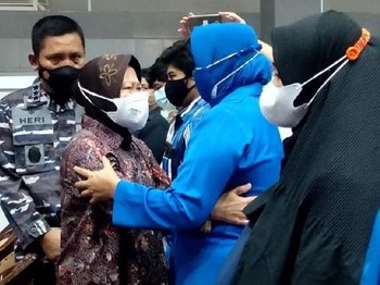 Dipeluk Risma, Tangis Keluarga Awak KRI Nanggala pun Pecah