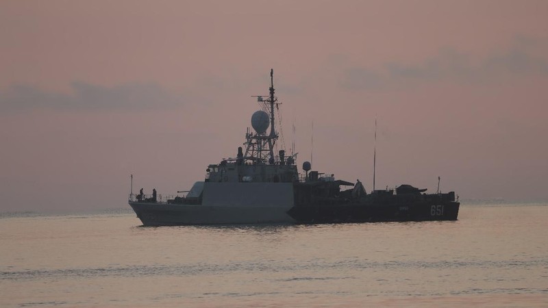 An Indonesian navy patrol ship returns after a search operation for submarine KRI Nanggala that went missing while participating in a training exercise on Wednesday, off Banyuwangi, East Java, Indonesia Sunday, April 25, 2021. Indonesia’s navy on Saturday declared its missing submarine had sunk and cracked open after finding items from the vessel over the past two days, apparently ending hope of finding any of the 53 crew members alive. (AP Photo/Achmad Ibrahim)