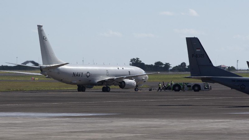 A U.S. Navy's P-8 Poseidon is parked on the tarmac at Ngurah Rai International Airport as seen from the window of Indonesian Navy's maritime patrol aircraft of 800 Air Squadron of the 2nd Air Wing of Naval Aviation Center (PUSPENERBAL), in Bali, Indonesia, Saturday, April 24, 2021. The American reconnaissance plane was expected to join the search for Indonesian navy submarine KRI Nanggala that went missing after its last reported dive Wednesday off the resort island. (AP Photo/Eric Ireng)
