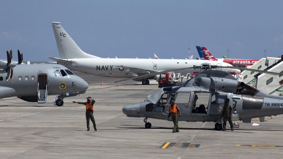 A U.S. Navy's P-8 Poseidon is parked on the tarmac at Ngurah Rai International Airport as seen from the window of Indonesian Navy's maritime patrol aircraft of 800 Air Squadron of the 2nd Air Wing of Naval Aviation Center (PUSPENERBAL), in Bali, Indonesia, Saturday, April 24, 2021. The American reconnaissance plane was expected to join the search for Indonesian navy submarine KRI Nanggala that went missing after its last reported dive Wednesday off the resort island. (AP Photo/Eric Ireng)