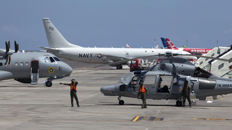 A U.S. Navy's P-8 Poseidon is parked on the tarmac at Ngurah Rai International Airport as seen from the window of Indonesian Navy's maritime patrol aircraft of 800 Air Squadron of the 2nd Air Wing of Naval Aviation Center (PUSPENERBAL), in Bali, Indonesia, Saturday, April 24, 2021. The American reconnaissance plane was expected to join the search for Indonesian navy submarine KRI Nanggala that went missing after its last reported dive Wednesday off the resort island. (AP Photo/Eric Ireng)