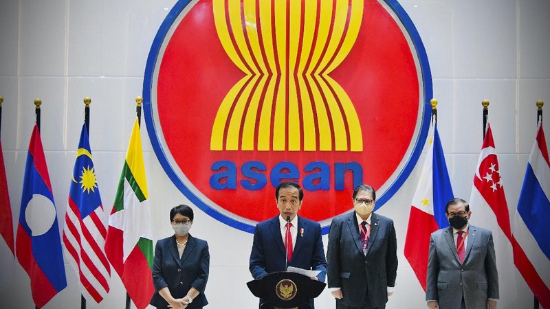 In this photo released by Indonesian Presidential Palace, Indonesian President Joko Widodo, center, delivers his press statement as, from left to right, Foreign Minister Retno Marsudi, Coordinating Minister for Economic Affairs Airlangga Hartarto, and Cabinet Secretary Pramono Anung listen, following ASEAN Leaders' Meeting at the ASEAN Secretariat in Jakarta, Indonesia, Saturday, April 24, 2021. Southeast Asian leaders demanded an immediate end to killings and the release of political detainees in Myanmar in an emergency summit with its top general and coup leader Saturday in the Indonesian capital, Indonesia's president said. (Laily Rachev, Indonesian Presidential Palace via AP)