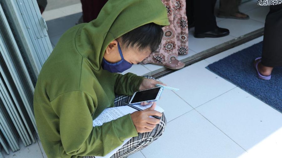 Antrian Warga Ambil BLT UMKM (CNBC Indonesia/ Tri Susilo)