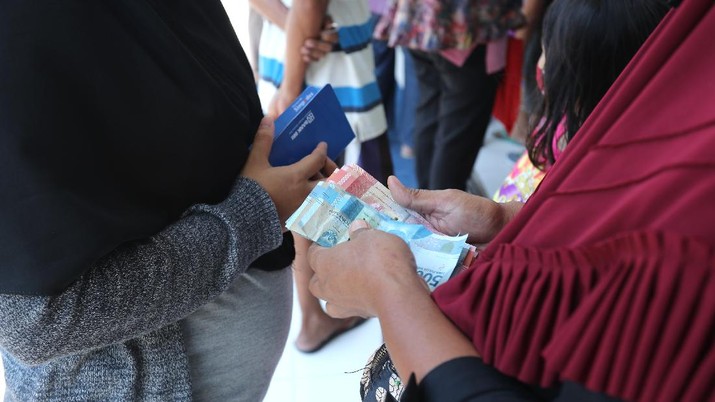 Sejumlah warga mendatangi Bank BRI di Jakarta untuk mendapatkan Banpres Produktif untuk Usaha Mikro (BPUM) sebesar 1,2 juta, Senin (26/4/2021). Program bernama Bantuan Produktif Usaha Mikro (BPUM) itu ditargetkan bisa menyalurkan ke 12,8 juta penerima selama tahun 2021. (CNBC Indonesia/ Tri Susilo)
