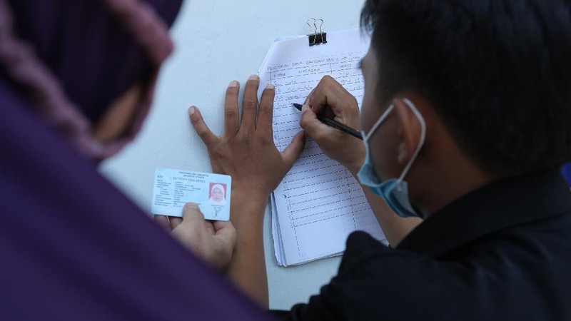 Sejumlah warga mendatangi Bank BRI di Jakarta untuk mendapatkan Banpres Produktif untuk Usaha Mikro (BPUM) sebesar 1,2 juta, Senin (26/4/2021). Program bernama Bantuan Produktif Usaha Mikro (BPUM) itu ditargetkan bisa menyalurkan ke 12,8 juta penerima selama tahun 2021. (CNBC Indonesia/ Tri Susilo)