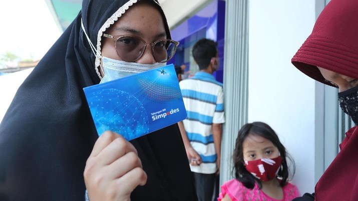 Sejumlah warga mendatangi Bank BRI di Jakarta untuk mendapatkan Banpres Produktif untuk Usaha Mikro (BPUM) sebesar 1,2 juta, Senin (26/4/2021). Program bernama Bantuan Produktif Usaha Mikro (BPUM) itu ditargetkan bisa menyalurkan ke 12,8 juta penerima selama tahun 2021. (CNBC Indonesia/ Tri Susilo)