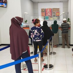 Padat! Intip Antrean Warga Ambil BLT UMKM Rp1,2 Juta di DKI