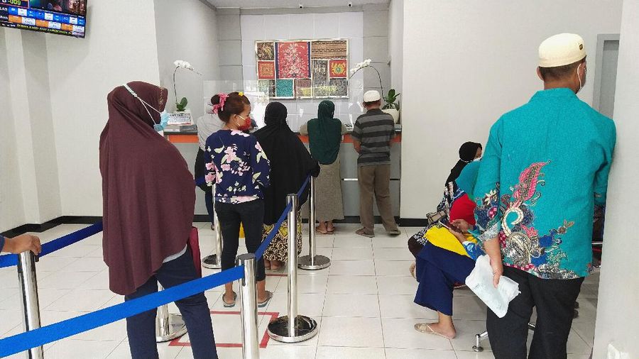 Sejumlah warga mendatangi Bank BRI di Jakarta untuk mendapatkan Banpres Produktif untuk Usaha Mikro (BPUM) sebesar 1,2 juta, Senin (26/4/2021). Program bernama Bantuan Produktif Usaha Mikro (BPUM) itu ditargetkan bisa menyalurkan ke 12,8 juta penerima selama tahun 2021. (CNBC Indonesia/ Tri Susilo)