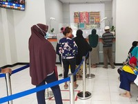 Padat! Intip Antrean Warga Ambil BLT UMKM Rp1,2 Juta di DKI