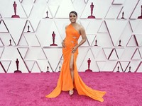 Warna-warni Penampakan Selebriti di Oscar 2021