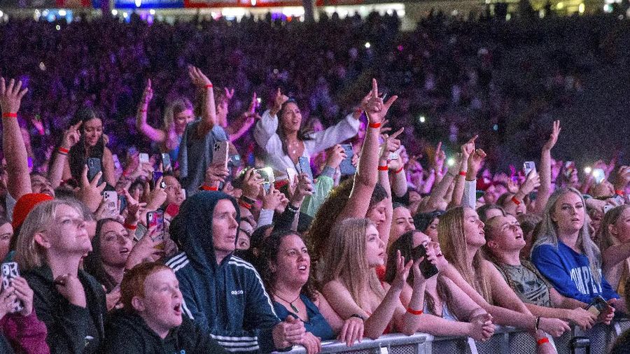 Konser band Selandia Baru Six60 tampil di Taman Eden di Auckland, Selandia Baru, Sabtu, 24 April 2021. (AP Photo/David Rowland)