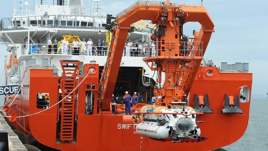In this April 21, 2021, photo, MV Swift Rescue, kapal pendukung dan penyelamat kapal selam, berangkat ke Indonesia dari Singapura. Kapal angkatan laut Indonesia pada hari Kamis, 22 April, sedang intens mencari kapal selam yang kemungkinan jatuh terlalu dalam untuk diambil, membuat peluang bertahan hidup bagi 53 orang di dalamnya menjadi tipis. Negara tetangga bergegas membawa kapal penyelamat mereka untuk mendukung operasi kompleks tersebut. (Halaman Facebook Ng Eng Hen melalui AP)