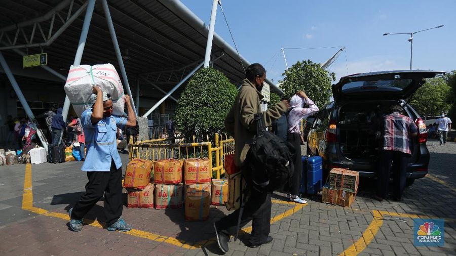 Ratusan penumpang turun dari Kapal KM. Nggapulu di Kawasan Dermaga Terminal Penumpang Pelabuhan Tanjung Priok, Jakarta, Senin (26/4/2021). Mereka merupakan penumpang yang berasal dari Sulawesi Tenggara dan Maluku yang melakukan mudik lebih awal untuk tujuan Jakarta. Kapal Pelni KM Nggapulu tiba di Pelabuhan Tanjung Priok Priok sekitar pukul 15.30. Banyknya penumpang kapal yang keluar membuat para petugas kepolisian satgas Covid-19 harus memperingati agar menjaga jarak. Pantauan CNBC Indonesia kegiatan mudik masih normal seperti biasa tidak adanya persyaratan apapun ketika sampai Dermaga Tanjung Priok.   (CNBC Indonesia/ Tri Susilo)