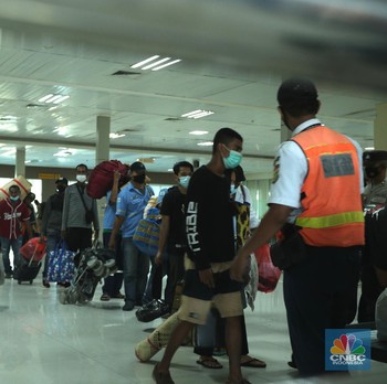 Potret Ramainya Penumpang KM Nggapulu Tiba di Tanjung Priok