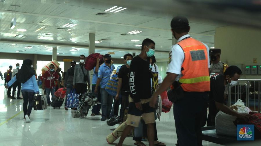 Ratusan penumpang turun dari Kapal KM. Nggapulu di Kawasan Dermaga Terminal Penumpang Pelabuhan Tanjung Priok, Jakarta, Senin (26/4/2021). Mereka merupakan penumpang yang berasal dari Sulawesi Tenggara dan Maluku yang melakukan mudik lebih awal untuk tujuan Jakarta. Kapal Pelni KM Nggapulu tiba di Pelabuhan Tanjung Priok Priok sekitar pukul 15.30. Banyknya penumpang kapal yang keluar membuat para petugas kepolisian satgas Covid-19 harus memperingati agar menjaga jarak. Pantauan CNBC Indonesia kegiatan mudik masih normal seperti biasa tidak adanya persyaratan apapun ketika sampai Dermaga Tanjung Priok.   (CNBC Indonesia/ Tri Susilo)
